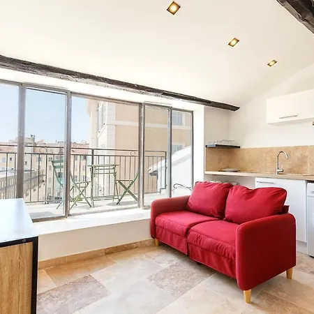 With Rooftop View Of Halles Daire